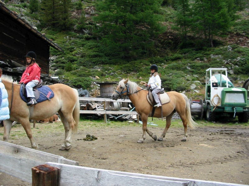 milena e noemi a cavallo
